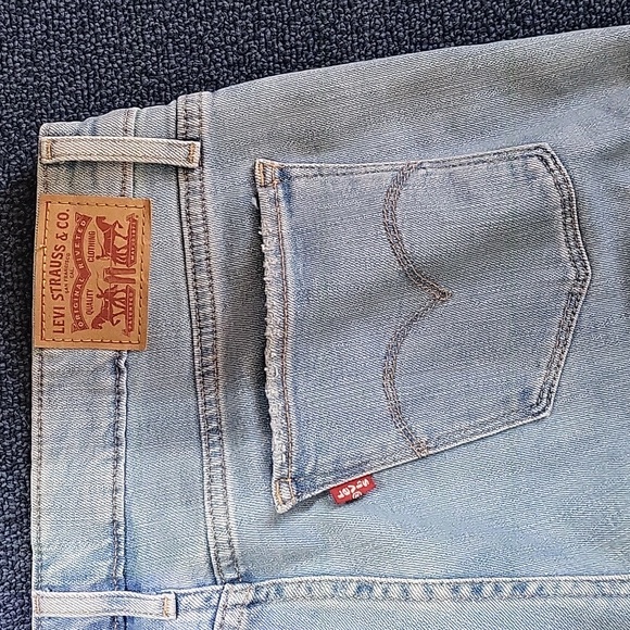 Levis light wash 30 skinny - Picture 4 of 4